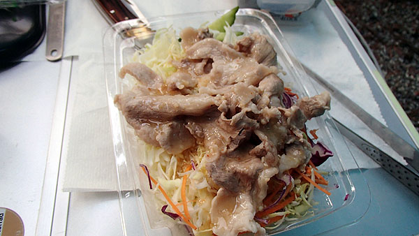 サラダに茹でた豚肉と塩ダレ